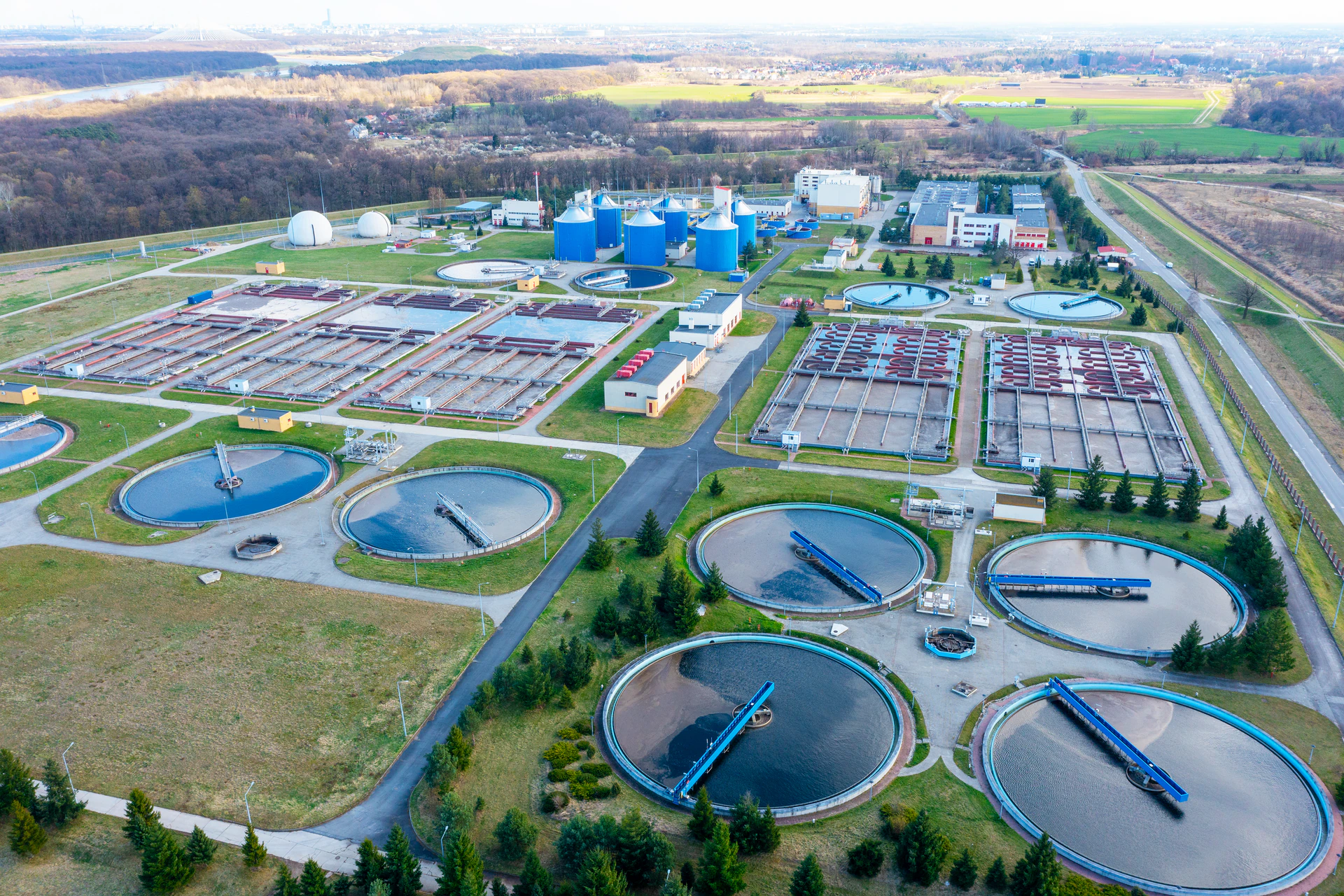 Vista aérea da estação de tratamento de água purificação de águas industriais urbanas